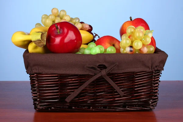 果実色の背景上で籐のバスケット — ストック写真