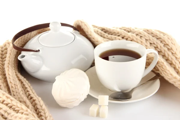 Filiżanka herbaty z szalikiem na białym tle — Zdjęcie stockowe