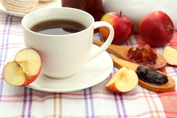 Light breakfast with tea and homemade jam, on tablecloth — Stock Photo, Image