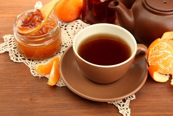 Petit déjeuner léger avec thé et confiture maison, sur table en bois — Photo