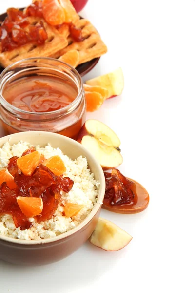 Queijo cottage em tigela com geléia de frutas caseiras, isolado em branco — Fotografia de Stock