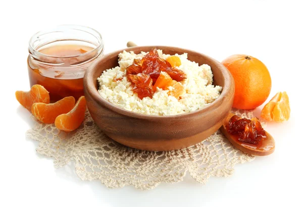 Cottage cheese in bowl with homemade tangerine jam, isolated on white — Stock Photo, Image