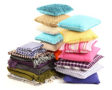 Hills renkli yastıklar ve üzerinde beyaz izole İskoç şalılar