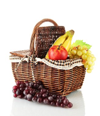 piknik sepeti ile üzerine beyaz izole meyve