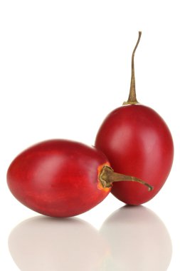 iki olgun tamarillo üzerinde beyaz izole