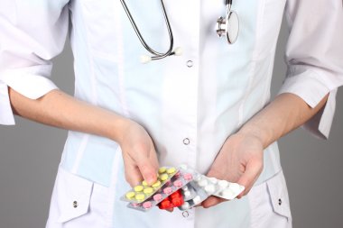 kadın doktor el hapları, renkli arka plan üzerinde tutarak yakın çekim