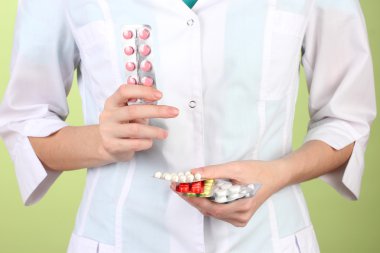 kadın doktor el hapları, renkli arka plan üzerinde tutarak yakın çekim