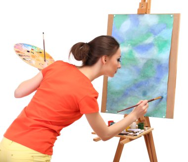 güzel bir genç kadın ressam üzerine beyaz izole iş başında