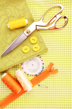 dikiş aksesuarları ve kumaş yakın çekim