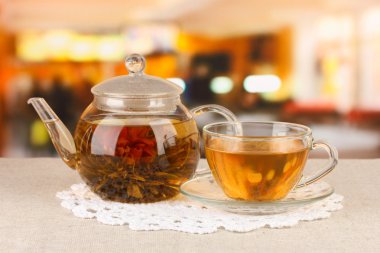 parlak zemin üzerine cam demlik çiçekli egzotik yeşil çay