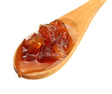 tahta kaşık, üzerinde beyaz izole lezzetli ev yapımı reçel