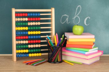 oyuncak abacus, kitap ve okul Danışma arka plan üzerinde tablo kalemleri