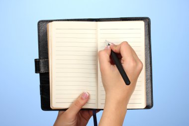 defter, renkli arka plan üzerinde el yazma