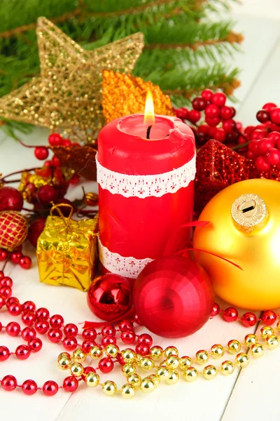 Vela roja con decoración navideña sobre fondo claro —  Fotos de Stock