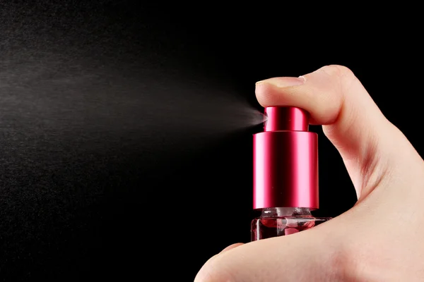 Жіночі парфуми в пляшці та розпилювачі, на чорному фоні — стокове фото
