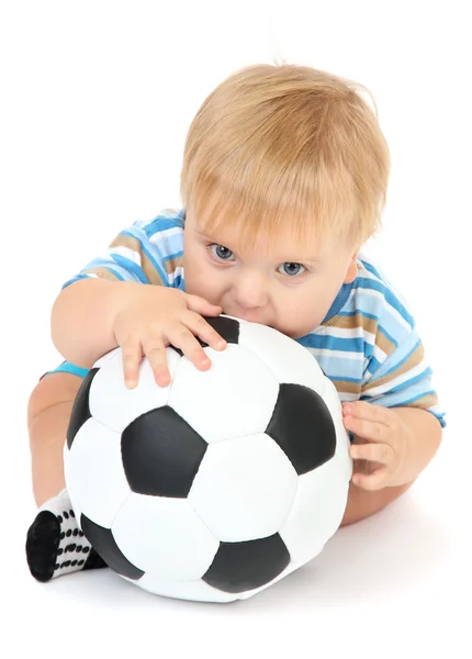 Liten pojke leker med fotboll, isolerad på vit — Stockfoto