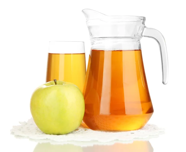 Verre plein et cruche de jus de pomme et de pomme isolé sur blanc — Photo