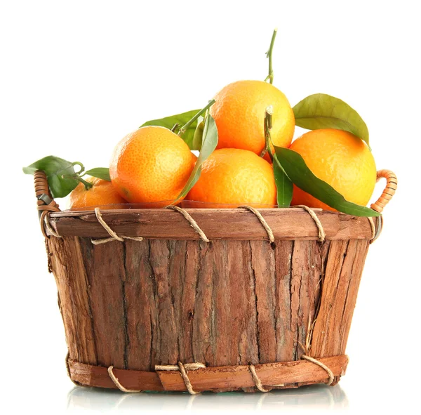 Ripe sweet tangerine with leaves in basket, isolated on white — Stock Photo, Image