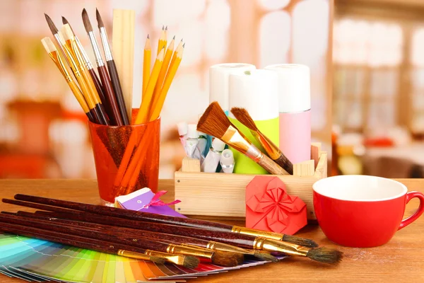Attrezzature artistiche: vernice, pennelli e tavolozza d'arte — Foto Stock