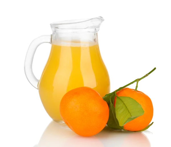 Полный кувшин апельсинового сока, изолированный на белом — стоковое фото