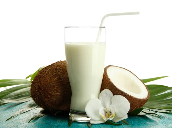 Kokosové ořechy s sklenici mléka, na modré dřevěné pozadí — Stock fotografie