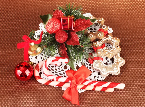 Kerstmis samenstelling met snoep, koekjes en Kerstdecoratie op bruine achtergrond — Stockfoto