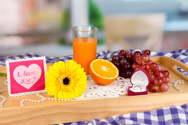 Ontbijt op bed op Valentijnsdag op kamer achtergrond — Stockfoto