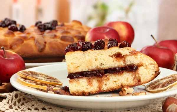 Fetta di gustosa torta fatta in casa con marmellata e mele, su tavolo di legno — Foto Stock