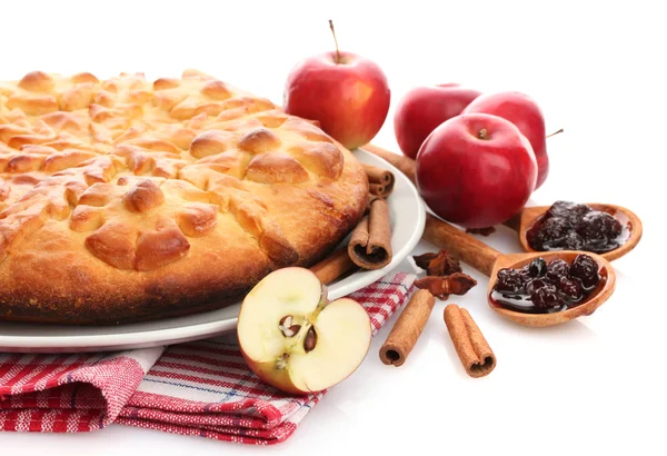 Sabroso pastel casero, manzanas y mermelada, aislado en blanco —  Fotos de Stock
