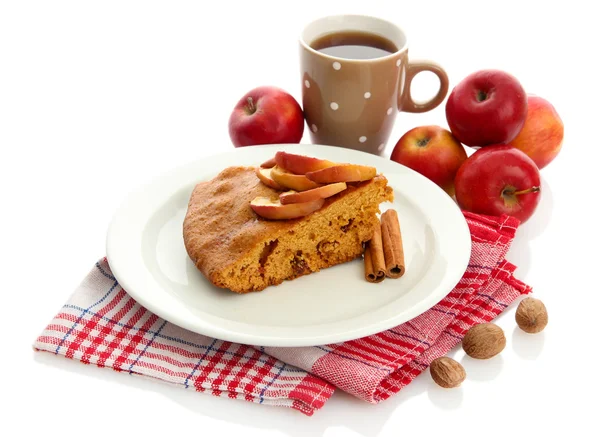 Ломтик вкусного домашнего пирога с яблоками и чашкой кофе, на белом — стоковое фото