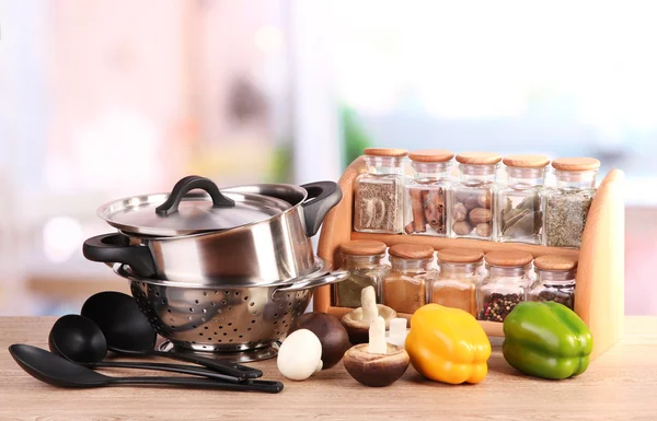 Samenstelling van keukengerei, kruiden en groenten op tafel in de keuken — Stockfoto