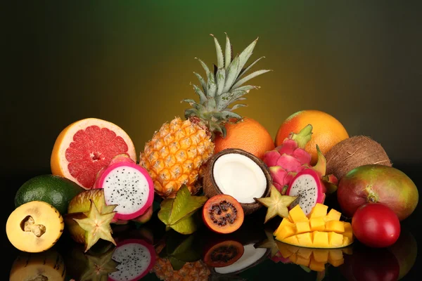 Composición de frutas exóticas sobre fondo colorido —  Fotos de Stock