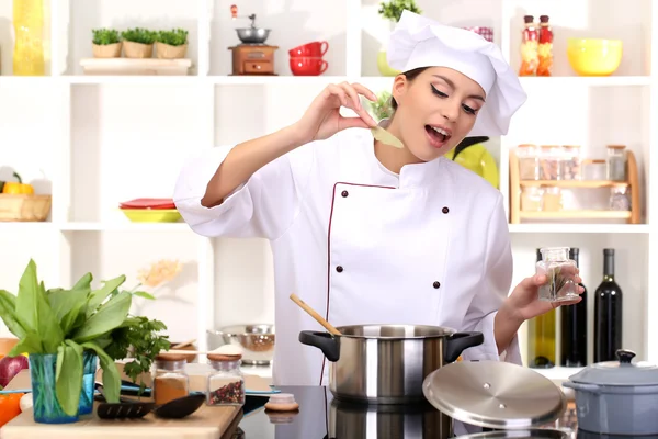 Jeune femme chef cuisinier en cuisine — Photo