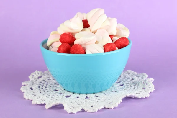 Mild marshmallow i skål på lila bakgrund — Stockfoto