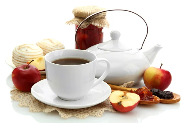 Desayuno ligero con té y mermelada casera, aislado en blanco — Foto de Stock