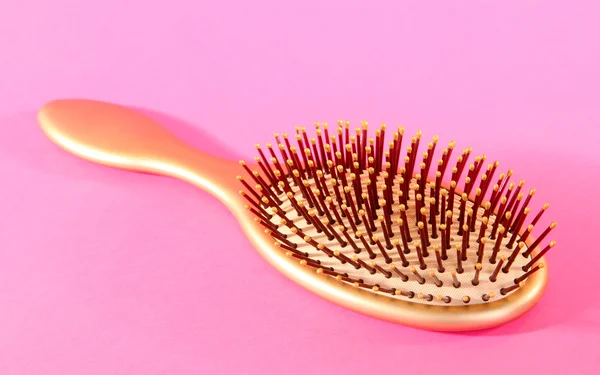 Brosse à cheveux isolée sur blanc — Photo