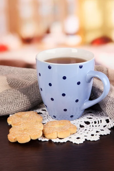 Taza de té con bufanda en la mesa en la habitación —  Fotos de Stock