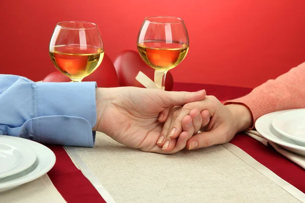 レストランのテーブルの上のロマンチックなカップルの手 — ストック写真