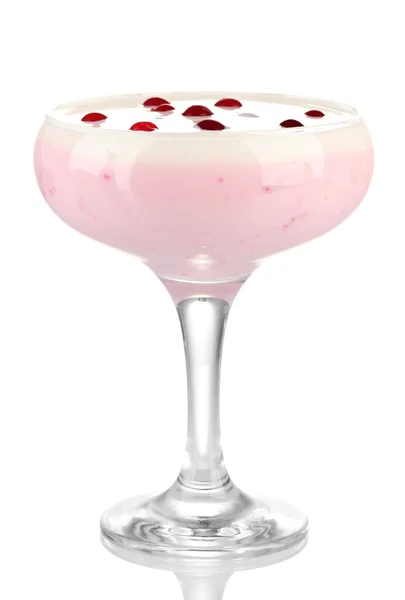 Glas Joghurt-Dessert mit Beeren, isoliert auf weiß — Stockfoto