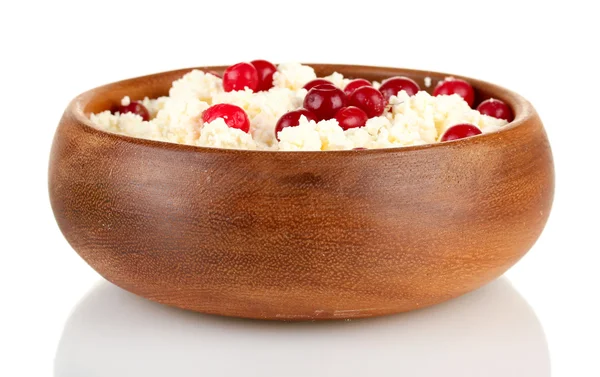 Коттеджный сыр в цветной миске с красными ягодами, изолированные на белом — стоковое фото