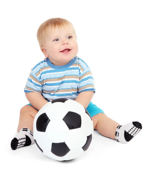 Liten pojke leker med fotboll, isolerad på vit Royaltyfria Stockbilder