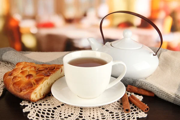 Xícara de chá com cachecol na mesa no quarto — Fotografia de Stock