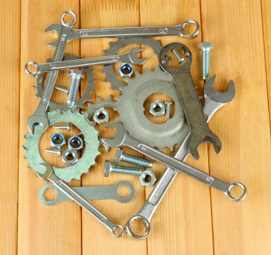 Makina dişli, metal cogwheels, civata ahşap zemin üzerinde