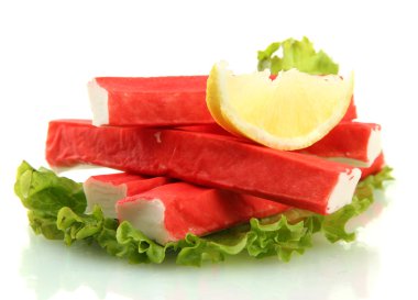 Yengeç sopa üzerinde beyaz izole limon, marul yaprakları üzerinde