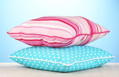 pembe ve mavi parlak yastık mavi zemin üzerine