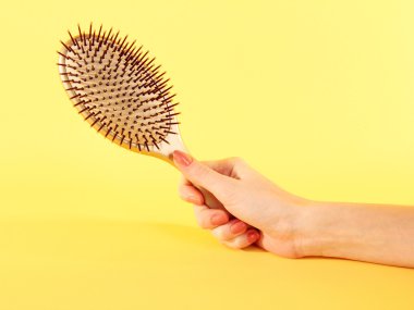 beyaz üzerinde izole saç fırçası