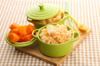 Tat pirinç lapası kabak masa örtüsü arka plan üzerinde tencere ile