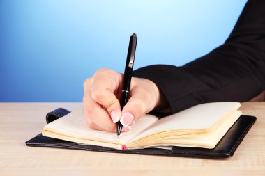 defter, renkli arka plan üzerinde el yazma