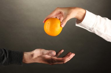 arka plan siyah yakın çekim üzerinde evsizlere yardım