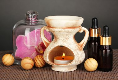 Aromaterapi lamba gri arka plan üzerinde